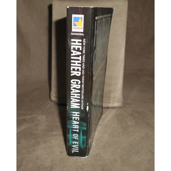 Heart of Evil by Heather Graham Paperback 2011 Krewe of Hunters Book 2 - Picture 2 of 8